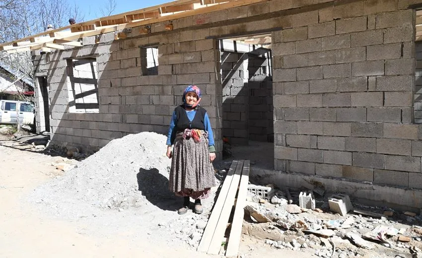 Sütçüler ilçesine bağlı İbişler köyünde yangında evini kaybeden Havva Acar
